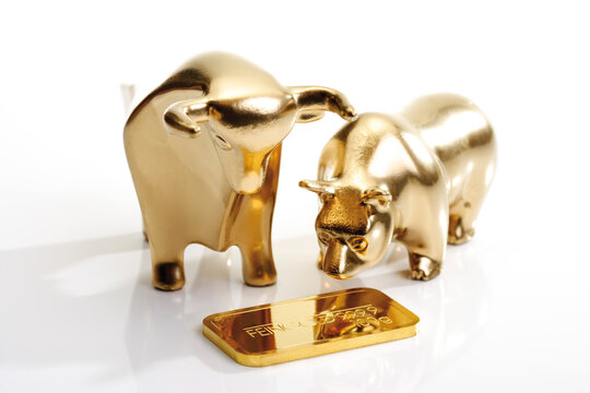 Bull and bear sculptures by gold bar