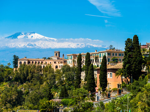 Italy, Sicily, Taormina, view to hotel with Mount Etna in the background