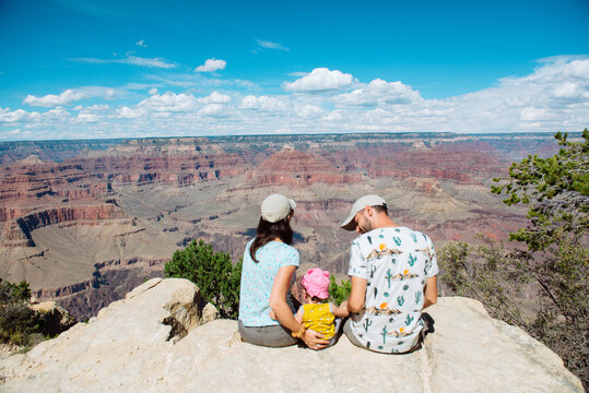 USA, Arizona, Grand Canyon National Park, South Rim, Family sitting on viewpoint