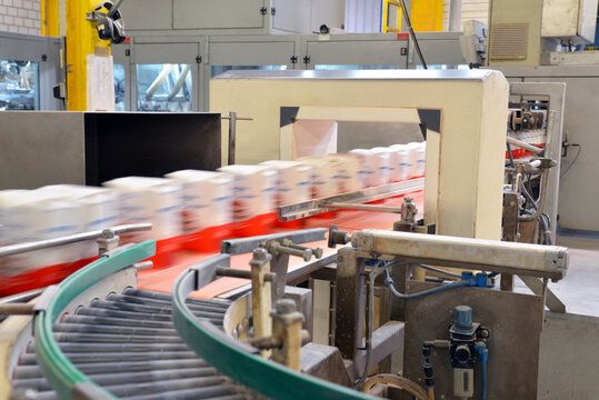 Production line with refined sugar in a factory
