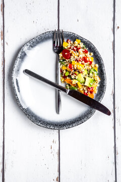 Bulgar salad on round plate, symbol for intermittent fasting