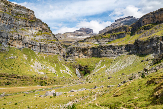 Cola de Caballo waterfall, Circo de Soaso, Ordesa y Monte Perdido National Park, Huesca, Aragon, Spain