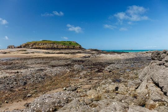 Vue de l'&icirc;le de Grand-B&eacute; &agrave; mar&eacute;e basse, o&ugrave; repose l'&eacute;crivain Chateaubriand, &agrave; Saint-Malo, en Bretagne