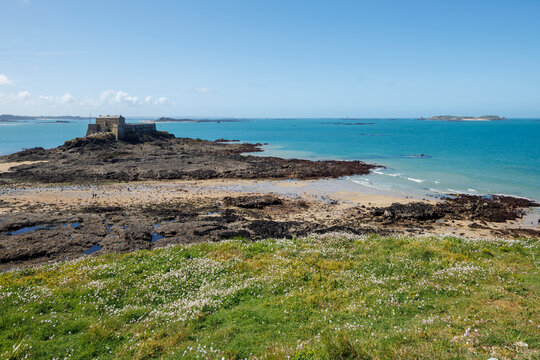 Vue du fort du Petit B&eacute; &agrave; mar&eacute;e basse &agrave; Saint-Malo, en Bretagne