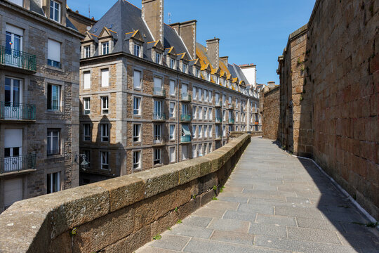 Vue de Saint-Malo, &agrave; partir des remparts, au dessus de la Grande Porte