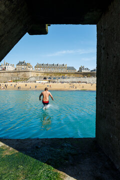 Un homme plongeant dans la piscine d'eau de mer de la plage de Bon-Secours &agrave; Saint-Malo, en Bretagne