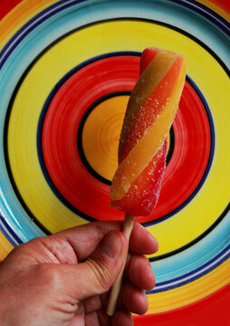 Helado verano polo de hielo colores y fruta natural ice cream pirulo summer espiral c&iacute;rculos, palito de madera y conc&eacute;ntricos psicod&eacute;lico 