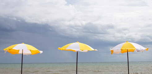 Obraz premium Yellow and white beach umbrellas