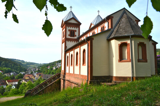Gruftkapelle St. Maria Schnee der Grafen von Ingelheim in Mespelbrunn im Spessart, Hessen, im Fr&uuml;hsommer