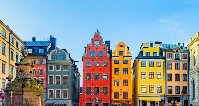 Historische Fassaden in der Altstadt von Stockholm in Schweden