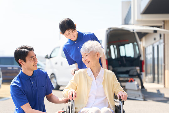 笑顔でシニアと会話をするアジア人介護士