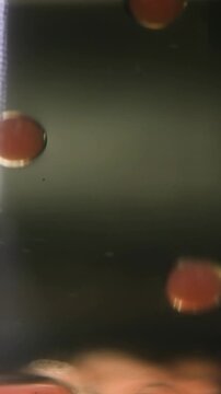 Chef elabora caviar falso con la t&eacute;cnica de esferificaci&oacute;n. Un chef profesional crea caviar falso mediante esferificaci&oacute;n. Gastronom&iacute;a molecular, t&eacute;cnica culinaria de vanguardia.