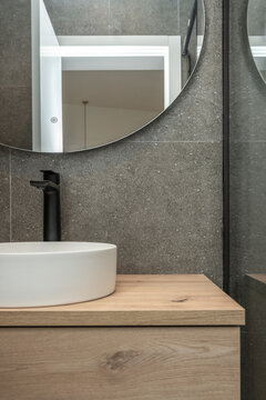 A furniture set with clean lines where the 6mm thick sintered countertop lends extreme lightness to the whole, reinforcing the almost ethereal aesthetic of the space