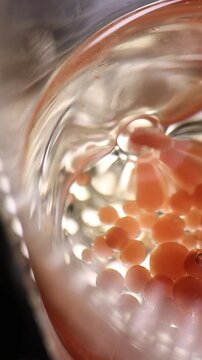 Primer plano del proceso de esferificaci&oacute;n en macrofotograf&iacute;a. T&eacute;cnica de gastronom&iacute;a molecular. Primer plano del proceso de esferificaci&oacute;n. Gastronom&iacute;a molecular, t&eacute;cnica culinaria de vanguardia.