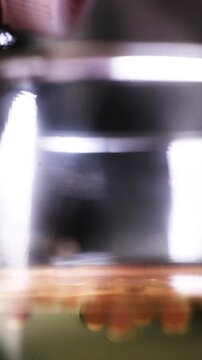 Primer plano del proceso de esferificaci&oacute;n en macrofotograf&iacute;a. T&eacute;cnica de gastronom&iacute;a molecular. Primer plano del proceso de esferificaci&oacute;n. Gastronom&iacute;a molecular, t&eacute;cnica culinaria de vanguardia.