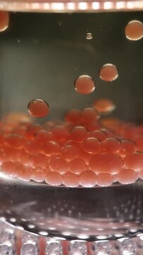 Primer plano del proceso de esferificaci&oacute;n en macrofotograf&iacute;a. T&eacute;cnica de gastronom&iacute;a molecular. Primer plano del proceso de esferificaci&oacute;n. Gastronom&iacute;a molecular, t&eacute;cnica culinaria de vanguardia.