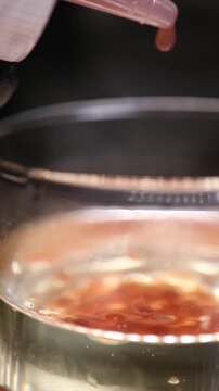 Primer plano del proceso de esferificaci&oacute;n en macrofotograf&iacute;a. T&eacute;cnica de gastronom&iacute;a molecular. Primer plano del proceso de esferificaci&oacute;n. Gastronom&iacute;a molecular, t&eacute;cnica culinaria de vanguardia.