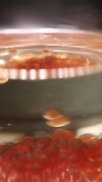 Primer plano del proceso de esferificaci&oacute;n en macrofotograf&iacute;a. T&eacute;cnica de gastronom&iacute;a molecular. Primer plano del proceso de esferificaci&oacute;n. Gastronom&iacute;a molecular, t&eacute;cnica culinaria de vanguardia.