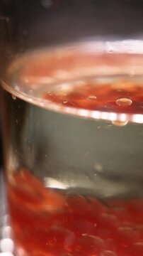 Primer plano del proceso de esferificaci&oacute;n en macrofotograf&iacute;a. T&eacute;cnica de gastronom&iacute;a molecular. Primer plano del proceso de esferificaci&oacute;n. Gastronom&iacute;a molecular, t&eacute;cnica culinaria de vanguardia.