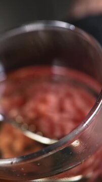 Primer plano del proceso de esferificaci&oacute;n en macrofotograf&iacute;a. T&eacute;cnica de gastronom&iacute;a molecular. Primer plano del proceso de esferificaci&oacute;n. Gastronom&iacute;a molecular, t&eacute;cnica culinaria de vanguardia.