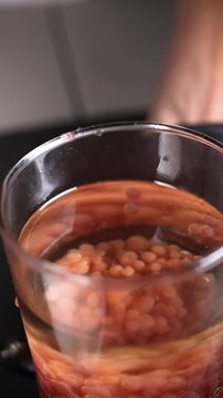 Primer plano del proceso de esferificaci&oacute;n en macrofotograf&iacute;a. T&eacute;cnica de gastronom&iacute;a molecular. Primer plano del proceso de esferificaci&oacute;n. Gastronom&iacute;a molecular, t&eacute;cnica culinaria de vanguardia.