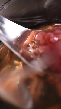 Primer plano del proceso de esferificaci&oacute;n en macrofotograf&iacute;a. T&eacute;cnica de gastronom&iacute;a molecular. Primer plano del proceso de esferificaci&oacute;n. Gastronom&iacute;a molecular, t&eacute;cnica culinaria de vanguardia.