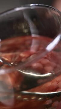 Primer plano del proceso de esferificaci&oacute;n en macrofotograf&iacute;a. T&eacute;cnica de gastronom&iacute;a molecular. Primer plano del proceso de esferificaci&oacute;n. Gastronom&iacute;a molecular, t&eacute;cnica culinaria de vanguardia.