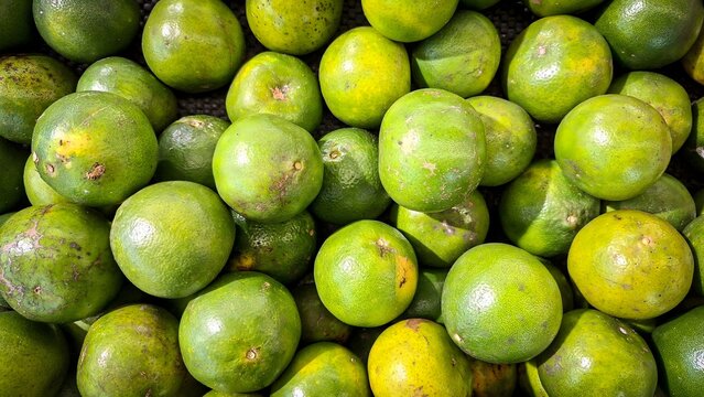 Green oranges, a favorite fruit of Indonesian people in traditional markets