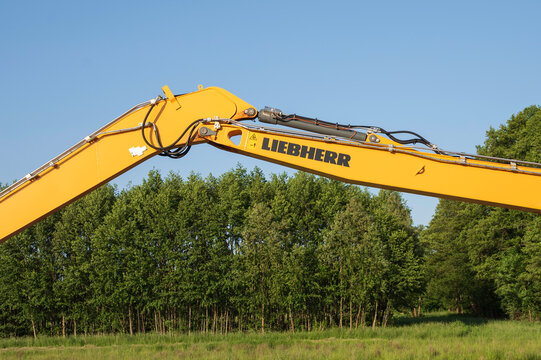 Deutschland , L&uuml;bbenau , 26.05.2026 , Schriftzug Liebherr am Ausleger eines Baggers