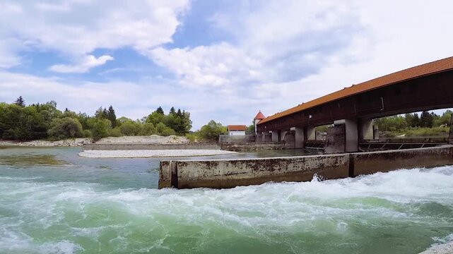 Ickinger Stauwehr an der Isar mit Naturpanorama in Bayern