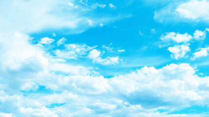 Fototapeta premium A bright blue sky with fluffy white clouds on a sunny day outdoors