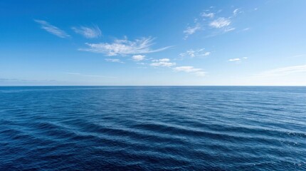 Obraz premium Beautiful ocean view with blue water and cloudy sky at sunset