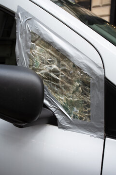 Vitre avant de porti&egrave;re de voiture cass&eacute;e et r&eacute;par&eacute;e avec du papier adh&eacute;sif