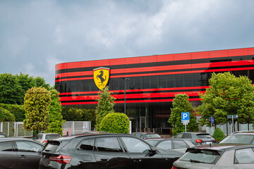 Obraz premium Maranello, Italy, May 15, 2026. The Iconic Ferrari Scuderia Logo and Modern Glass Facade of the Gestione Sportiva Complex