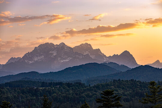Zugspitzmassiv im Sonnenuntergang, Felsen, Berge, Wald
