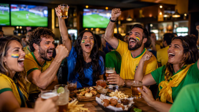 Torcedores brasileiros comemorando em bar durante jogo