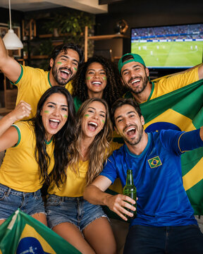 Torcedores brasileiros comemorando jogo de futebol em casa