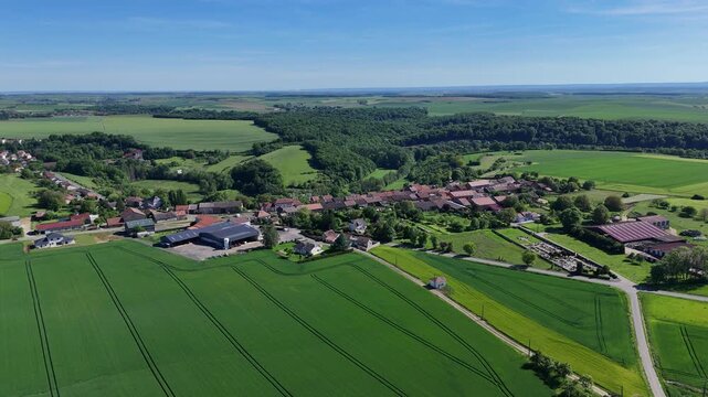 Village rural de Boismont en Meurthe-et-Moselle, Lorraine. Vue a&eacute;rienne panoramique sur le haut du village, mairie, &eacute;glise et entreprises agricoles