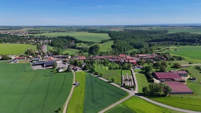 Village rural de Boismont en Meurthe-et-Moselle, Lorraine. Vue a&eacute;rienne panoramique sur le haut du village, mairie, &eacute;glise et entreprises agricoles