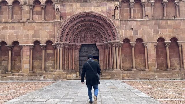 Hombre caminando hacia Santo Domingo en c&aacute;mara lenta