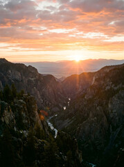 Obraz premium Breathtaking sunrise over a deep mountain canyon with a winding river