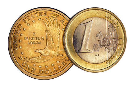 Eine Dollarm&uuml;nze und eine Eurom&uuml;nze liegen &uuml;bereinander auf wei&szlig;em Hintergrund - FOTOMONTAGE