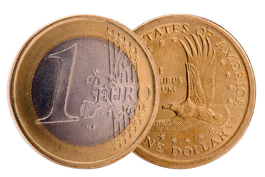  Eurom&uuml;nze und Dollarm&uuml;nze isoliert &uuml;ber wei&szlig;em Hintergrund