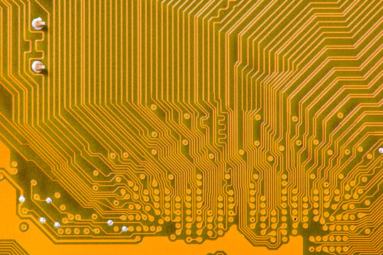 Hauptplatine im Computer mit Leiterbahnen zum Prozessor