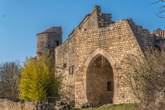 Porte d'Aval dans les murailles de la cit&eacute; templi&egrave;re de La Couvertoirade sur le plateau du Larzac, Aveyron, France
