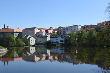 Obraz premium Buildings above a river