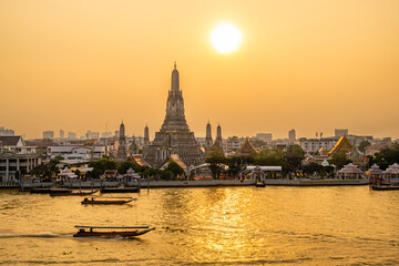 Fototapeta premium Bangkok, Thailand - Golden sunset over Wat Arun Temple (Temple of Dawn) in Bangkok
