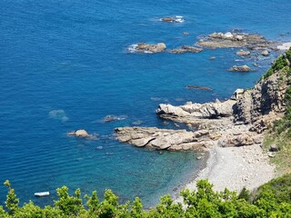 Obraz premium 透明な青い海と岩場が広がる海岸風景
