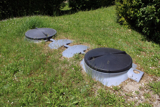 Fosse sceptique installation souterraine dans le jardin