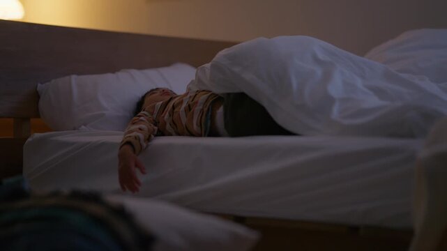 ベッドで熟睡する6歳の男の子